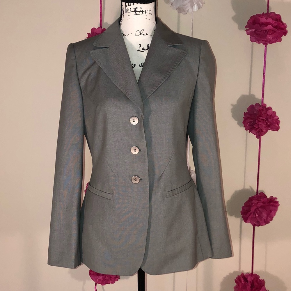 Tailored suit for the confident business woman!